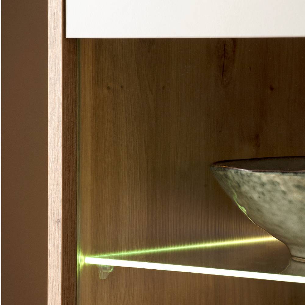 Beleuchtetes Glasregal im Vitrinenfach des Highboards mit integrierter LED-Beleuchtung – Spain