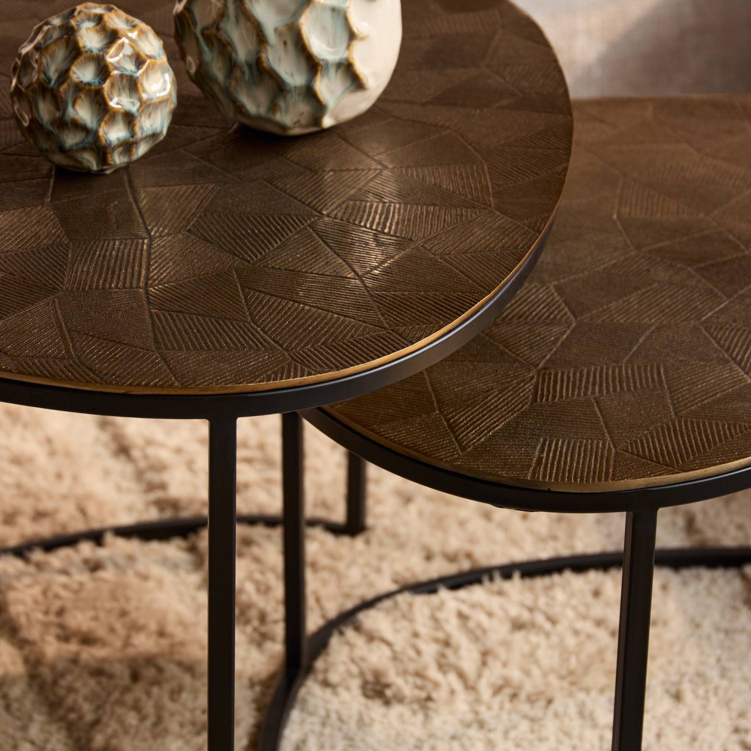Zwei Couchtische mit goldfarbener Metalltischplatte und geometrischem Reliefmuster – Calamas