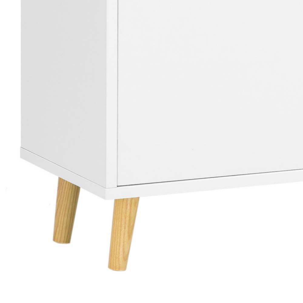 Detailansicht der schrägen hellen Holzfüße des weißen Bad Highboards im Skandi Look – Anuta