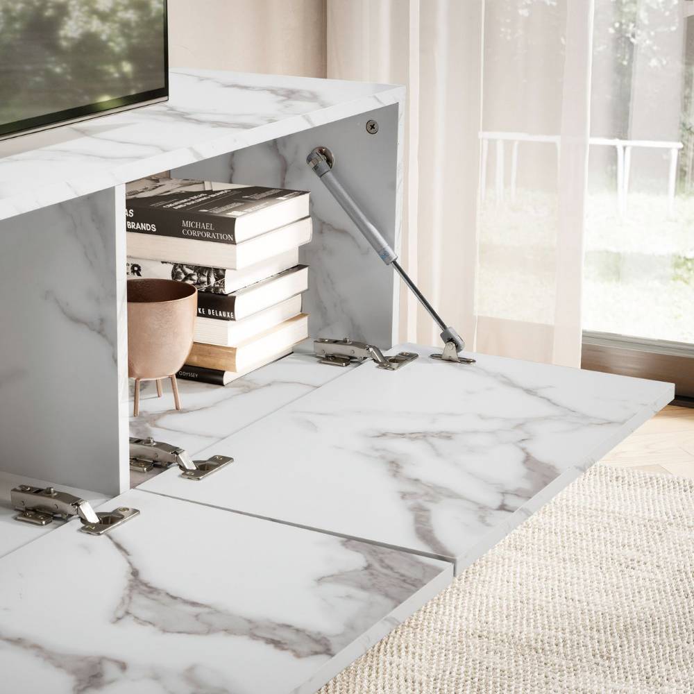 TV-Board in Marmoroptik mit geöffneten Klappen und praktischem Stauraum für Bücher und Medien – Fridola