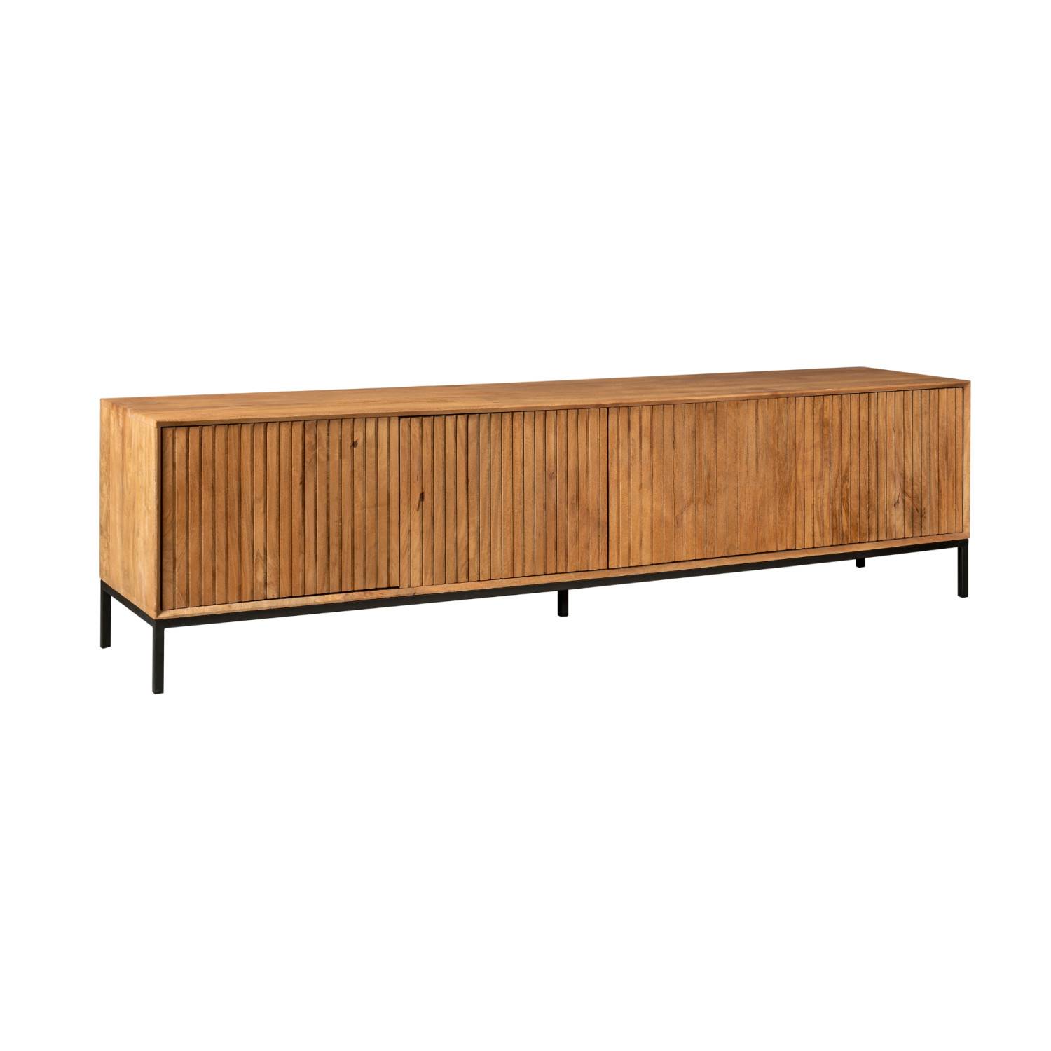 Modernes TV Sideboard aus hellem Holz mit geriffelter Lamellenfront und vier geschlossenen Türen auf Metallgestell – Kojas