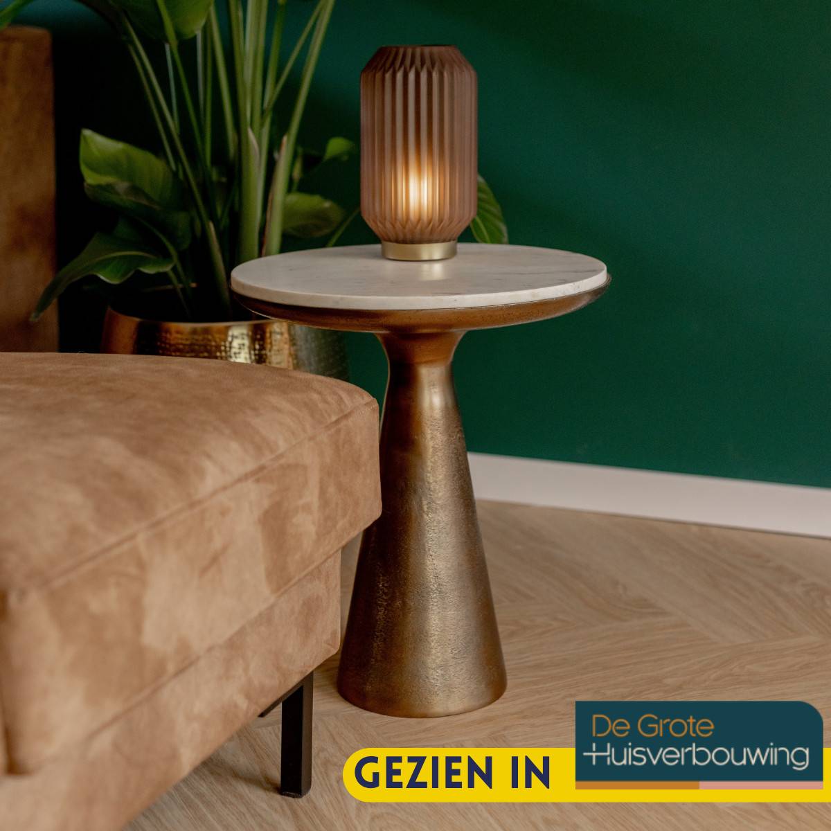 Runder goldfarbener Designtisch mit heller Marmorplatte als Ablage für Lampe – Frasyn