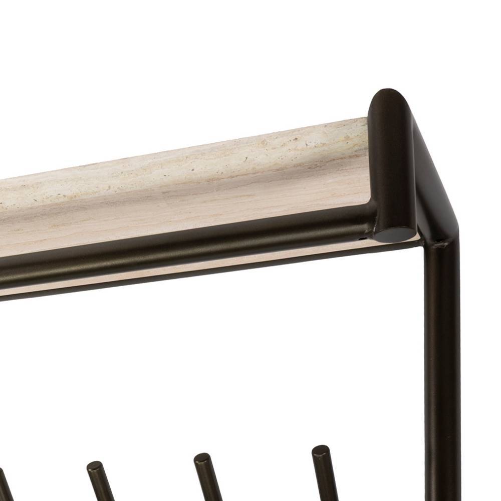 Eckdetail der Hängegarderobe mit Steinablage und abgerundetem Metallgestell – Matura