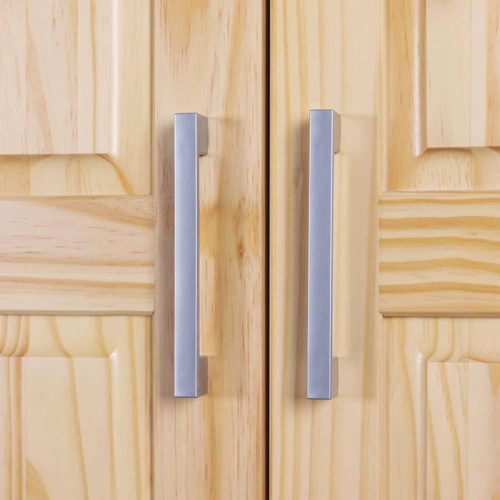 Kleiderschrank Nabrosia aus Massivholz