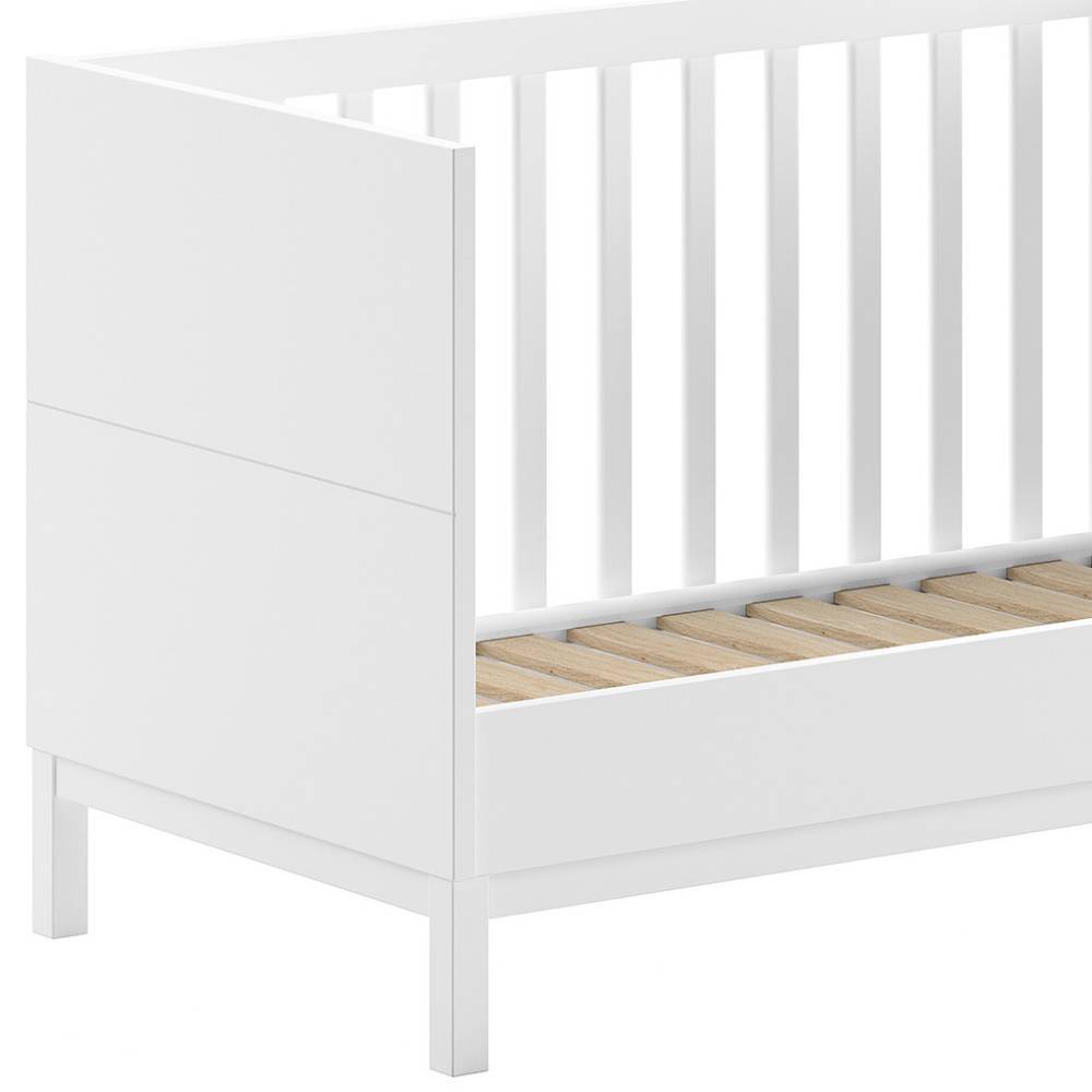 Weißes Kinderbett mit Gitterseiten und stabilem Lattenrost aus Holz – Crocinol