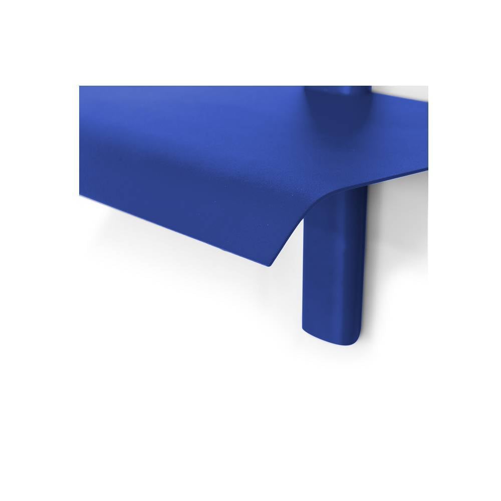 Blaue Metallablage mit abgerundeter Kante und stabiler Wandhalterung für moderne Einrichtung – Yanik