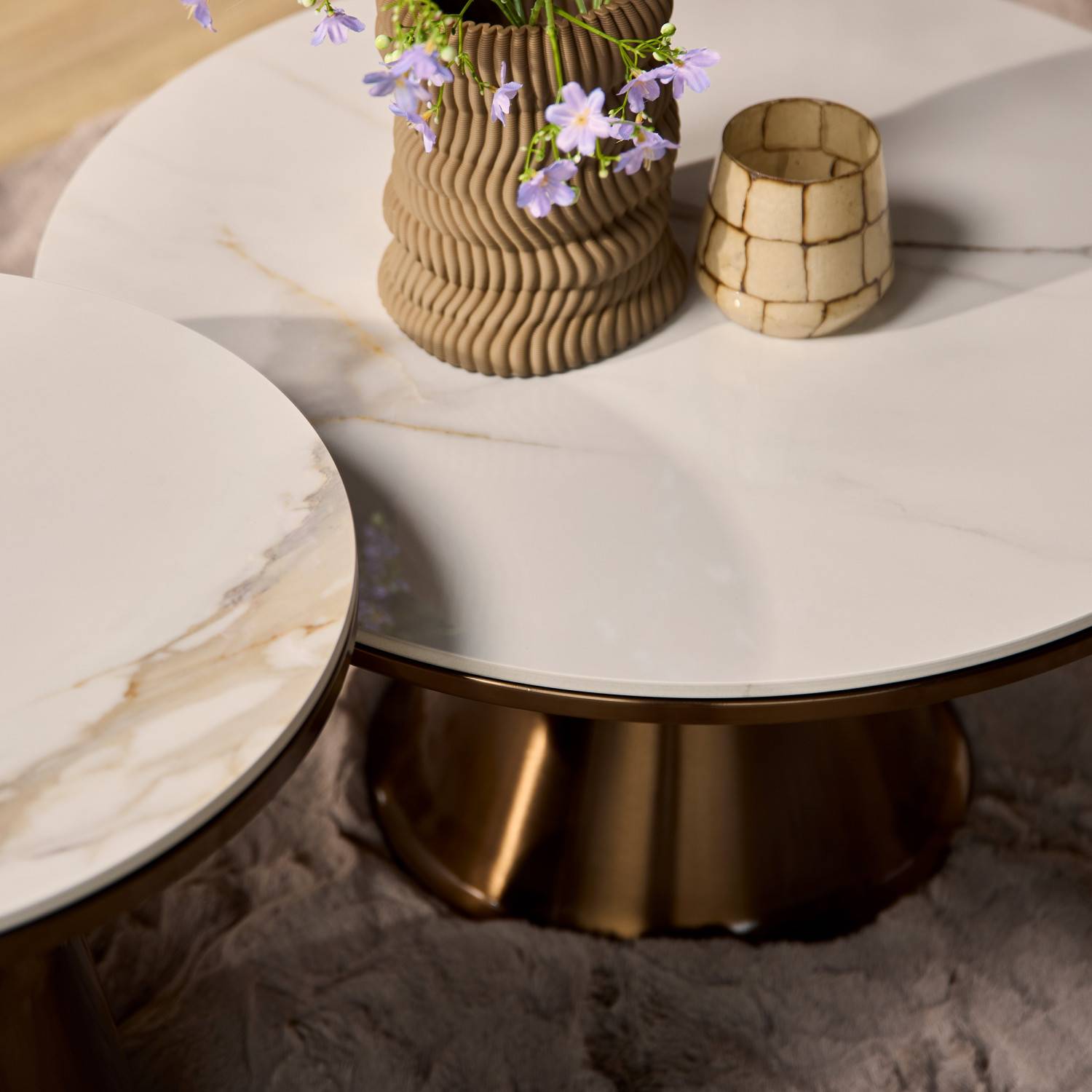 Runde Satztisch-Platten in Marmoroptik mit goldenen Adern und bronzefarbenen Sockeln für das Wohnzimmer – Toronto
