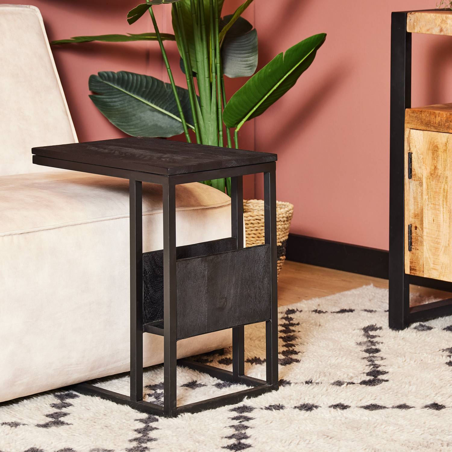 Schwarzer Mangoholz Anstelltisch mit C-Form-Gestell neben einem Sofa im Wohnzimmer – Rikera
