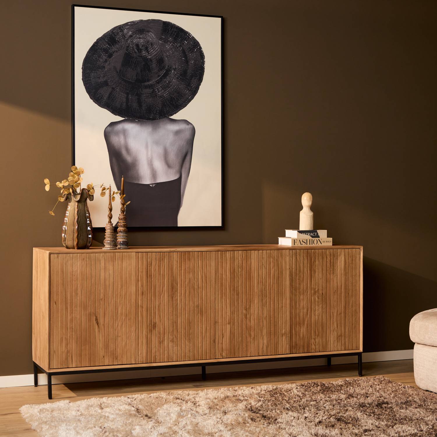 Stilvolle Mangoholzkommode mit geriffelter Front im Wohnzimmer – Kojas