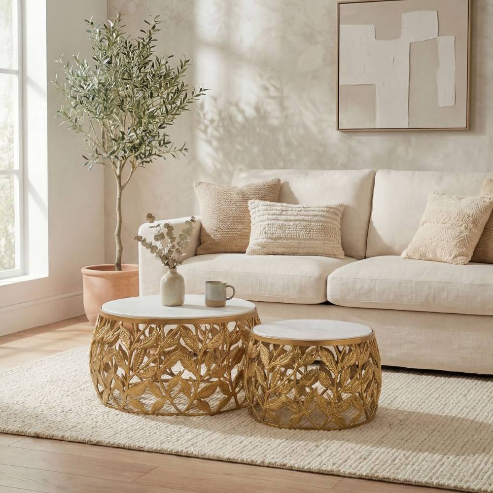 Zwei runde Couchtische mit goldfarbenem Blattmuster-Gestell und Marmorplatte im Wohnzimmer – Diaria