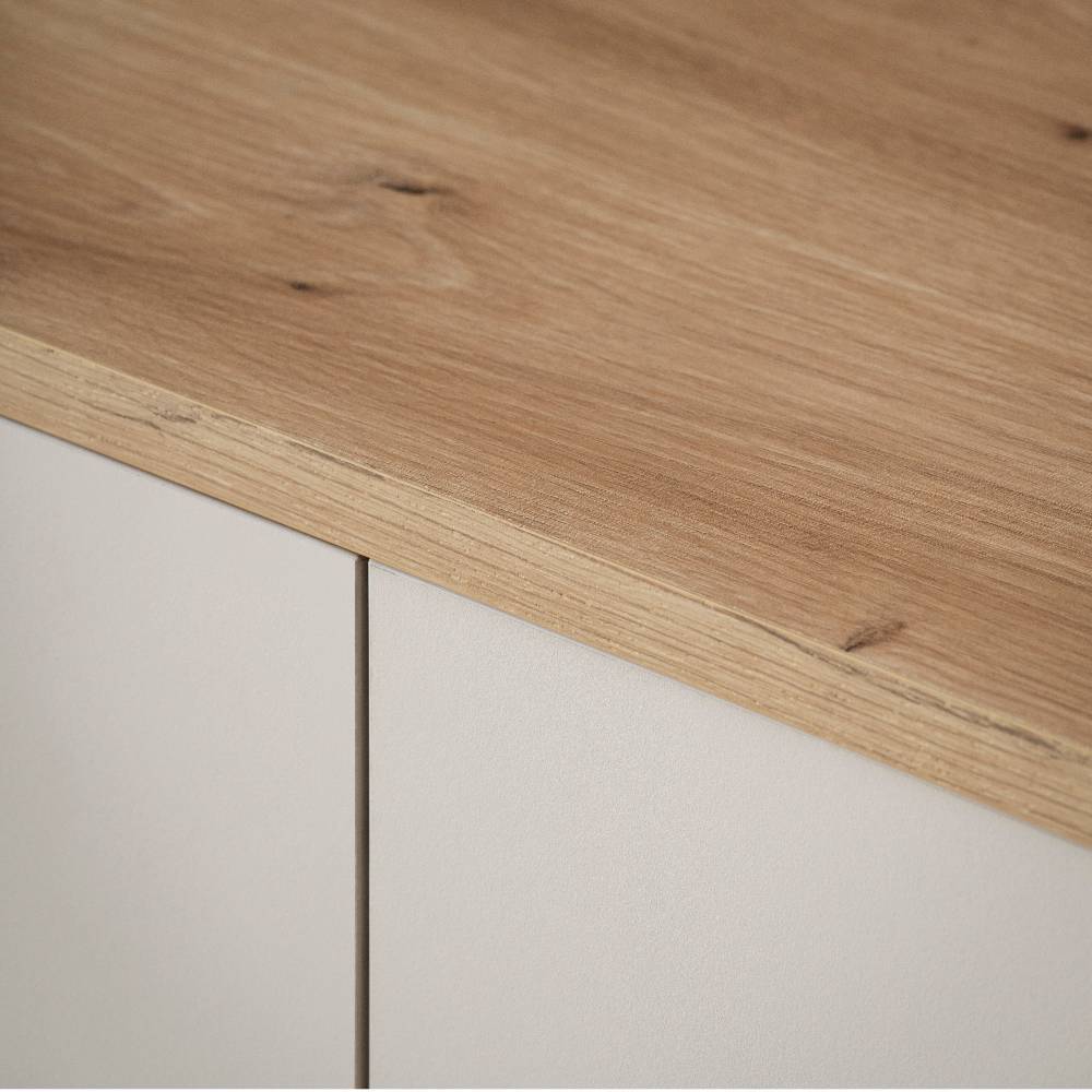 Robuste Oberplatte des Highboards in heller Eichenoptik mit moderner hellgrauer Kante – Spain