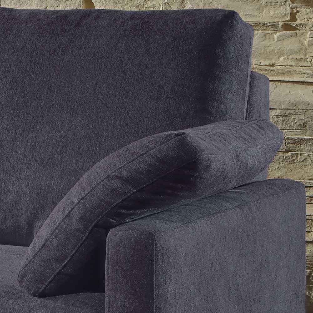 Dunkelblaue Sofalehne mit weichem Kissen und strukturiertem Stoffbezug – Casbella