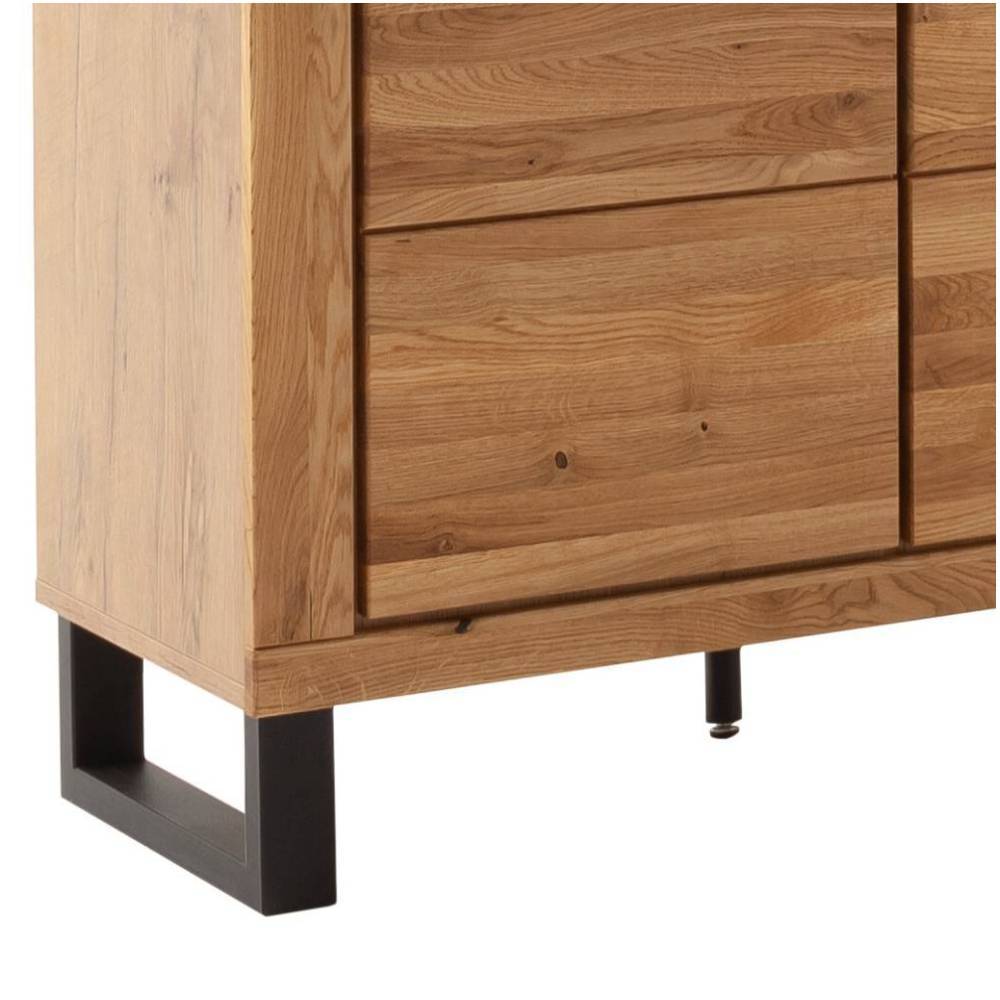 Unterer Bereich der Wildeiche Vitrine mit stabilen schwarzen Metallfüßen und Holzsockel – Scarlett