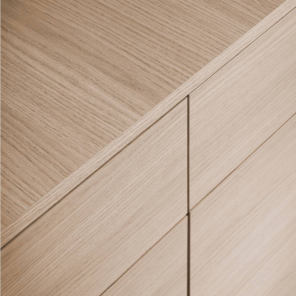 Maserung der Eiche Holzoptik und präzise Verarbeitung des Sideboards – Embrus