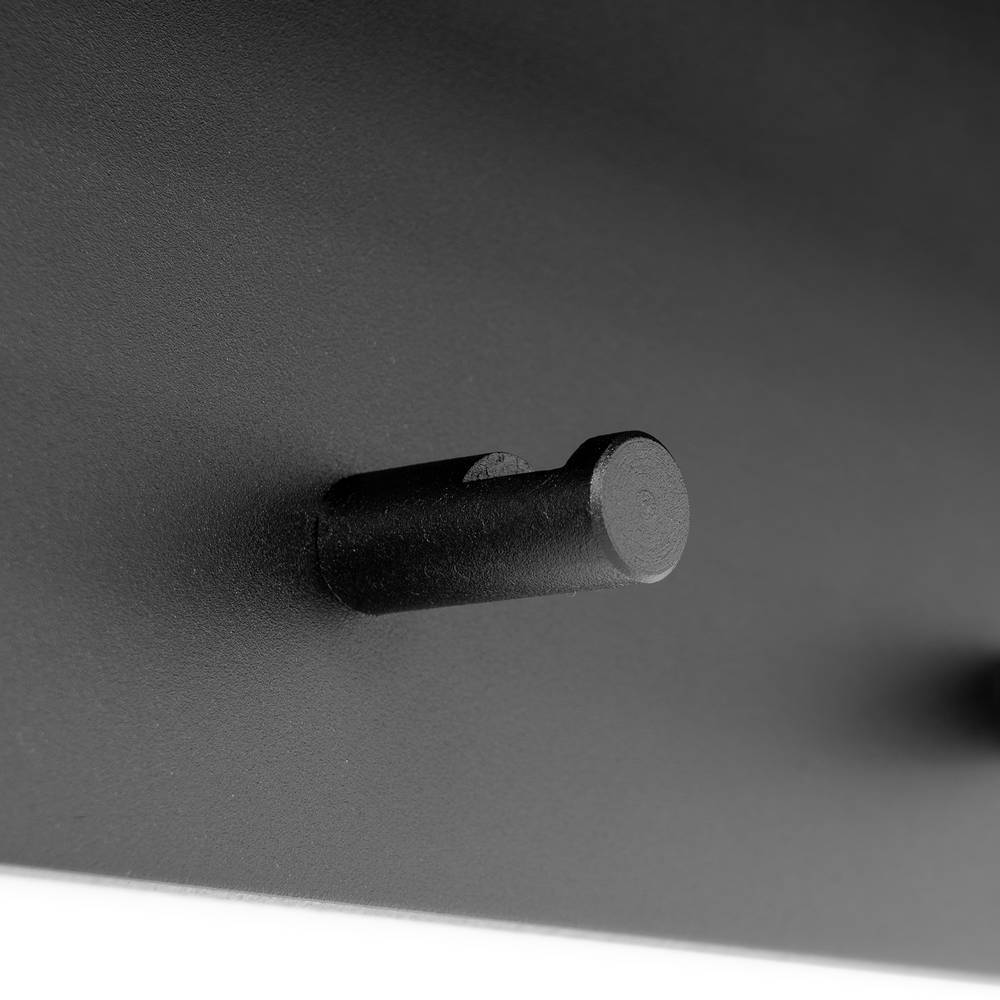 Detailansicht eines schwarzen Hakens der Wandgarderobe aus Stahl – Zeo