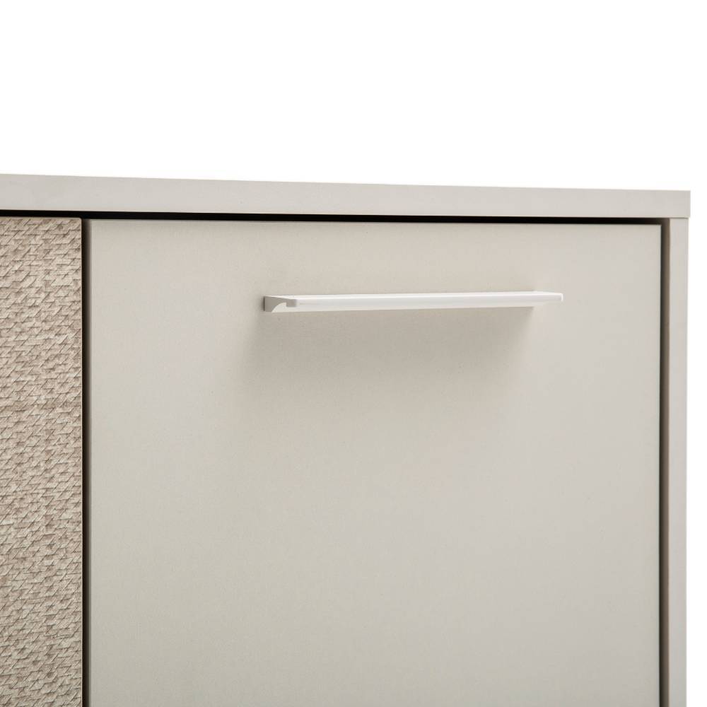 Moderner weißer Griff an der beigen Tür des Flur Highboards mit Strukturmuster – Litinka