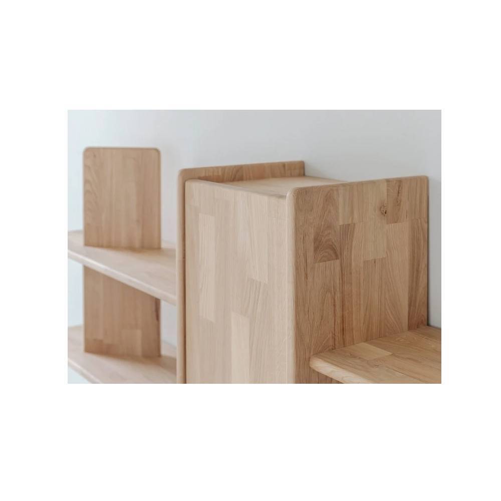 Helles Eichenholz-Regal Detailansicht mit abgerundeten Kanten und Holzmaserung – Naxos