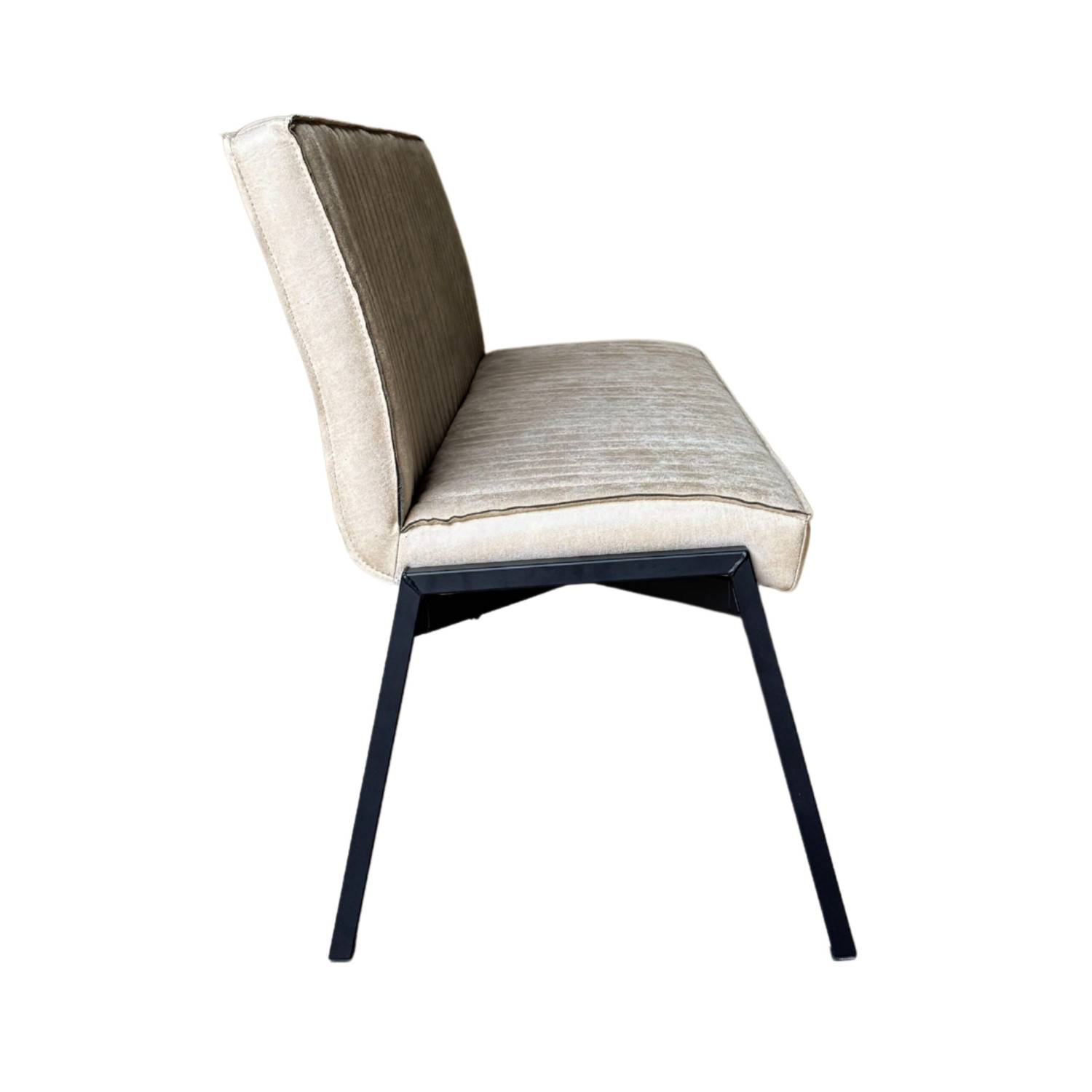Beige Sitzbank mit geripptem Stoffbezug und schwarzen Metallbeinen in Seitenansicht – Arne