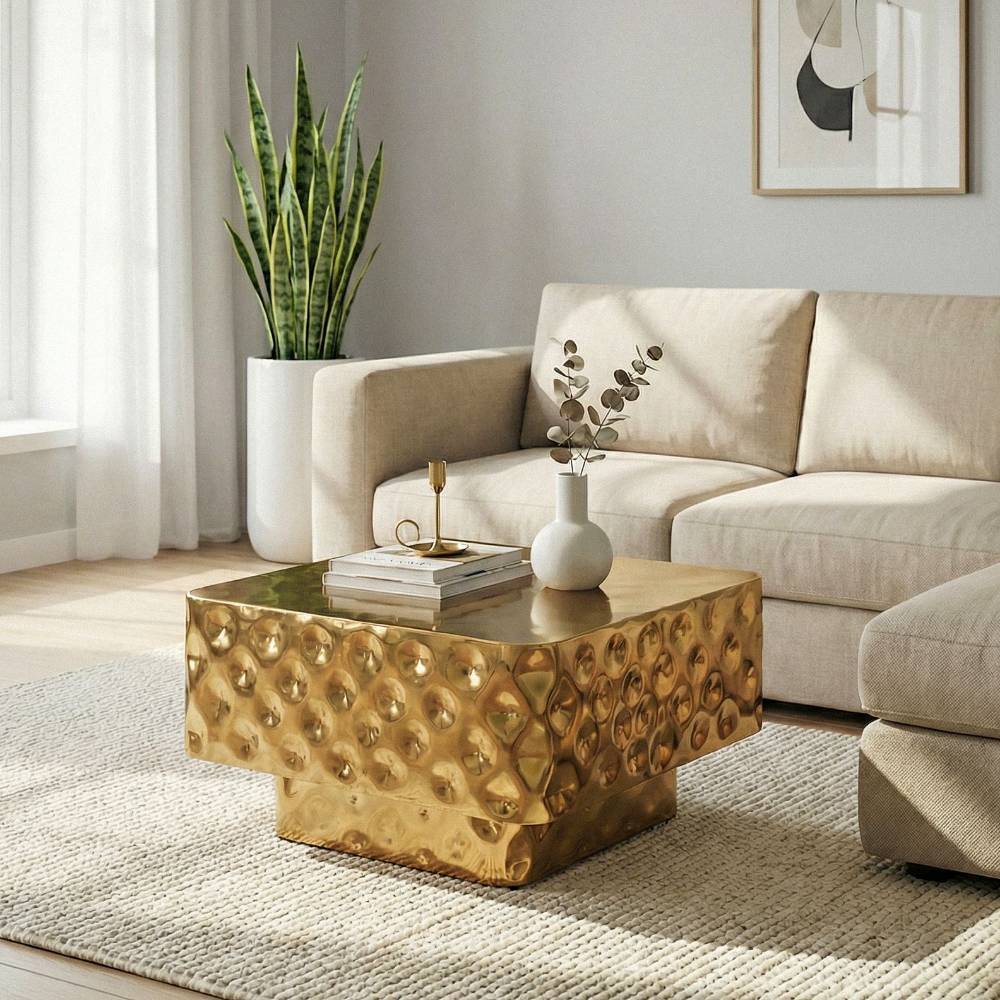 Quadratischer goldfarbener Wohnzimmertisch mit gehämmertem Design im modernen Ambiente – Zalio