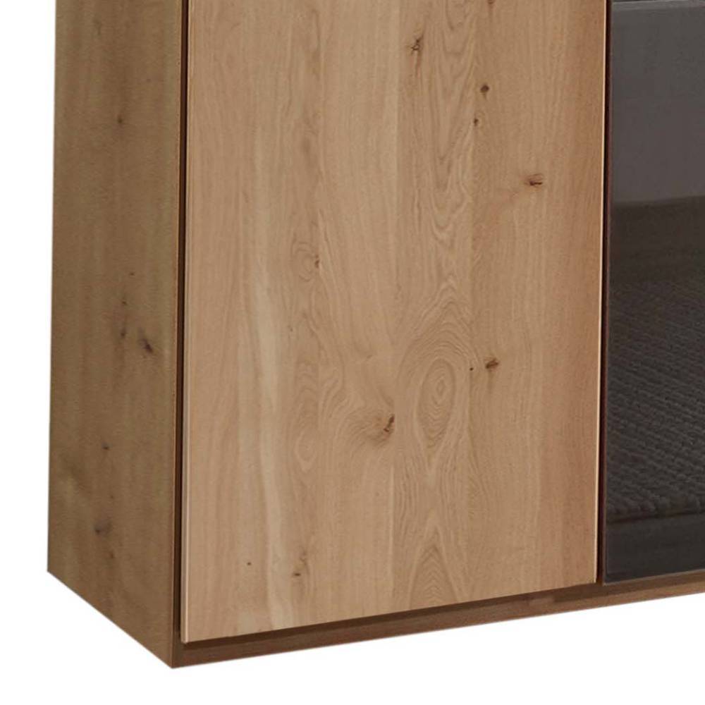 Untere Ecke des 7-türigen Schlafzimmerschranks in Eiche Bianco mit dunkler Glastür – Vutonia