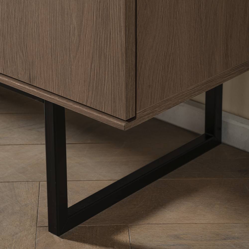 Schwarze Metallfüße des Vitrinenschranks in Nussbaum Optik auf einem Holzboden – Julado
