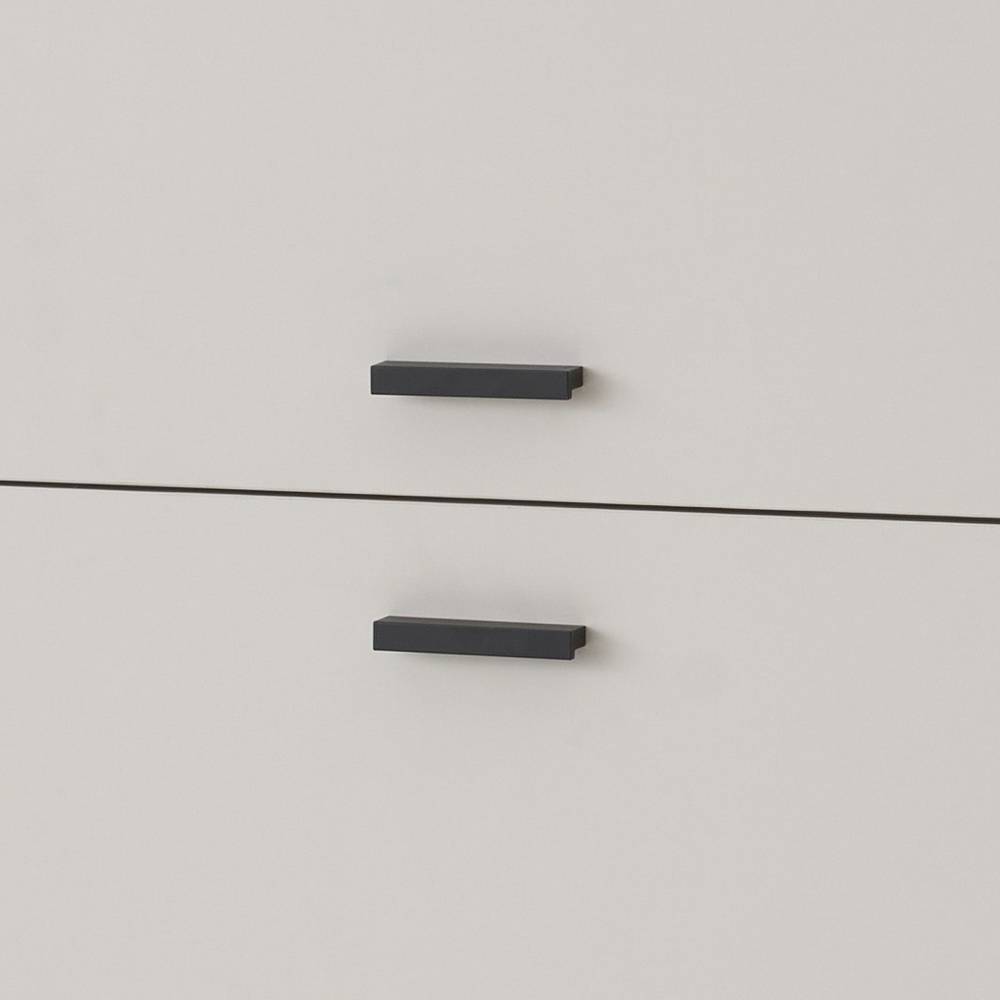 Highboard Türgriffe, Detailansicht der schwarzen, rechteckigen Griffe an den beigen Fronten – Dasanti