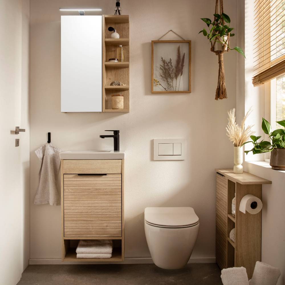 Badezimmer Nischenschrank mit Rollenhalter in heller Holzoptik im modernen Badezimmer Ambiente – Opal
