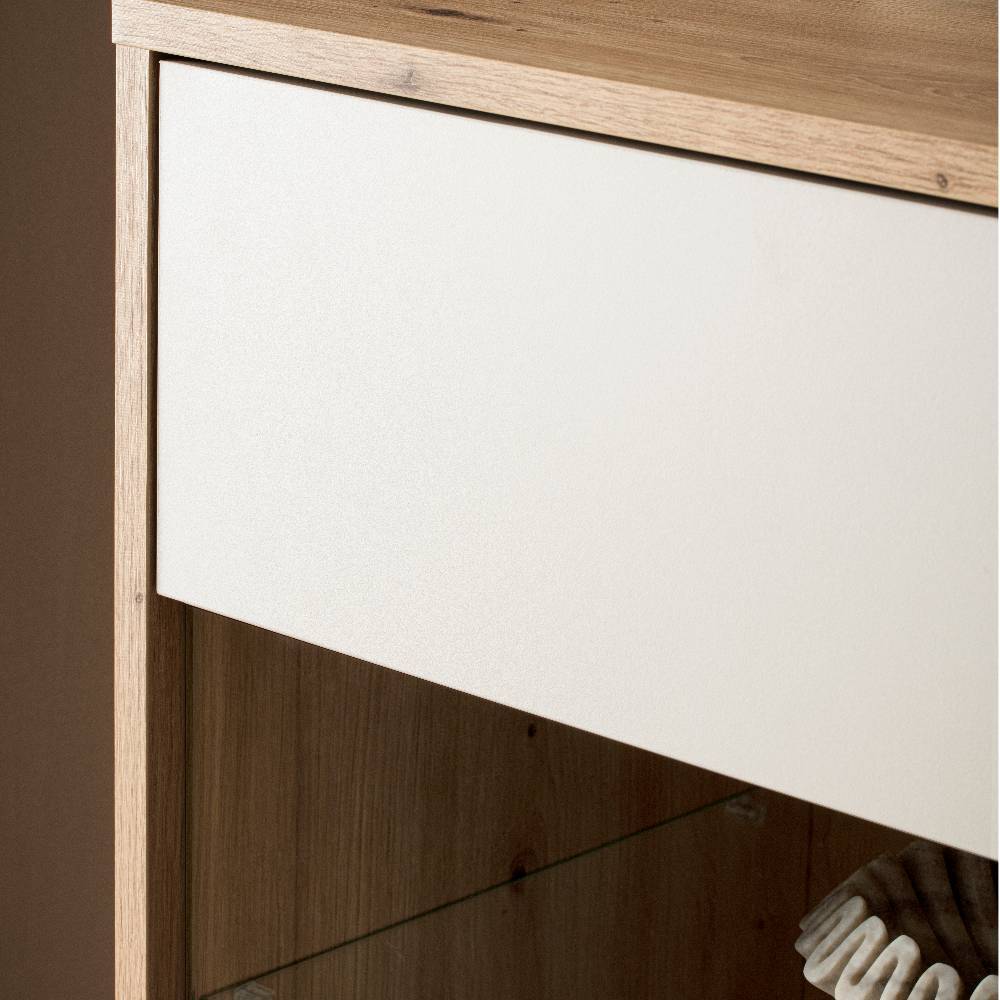 Oberer Schrankbereich des Highboards mit hellgrauer Front und beleuchtetem Glasregal – Spain