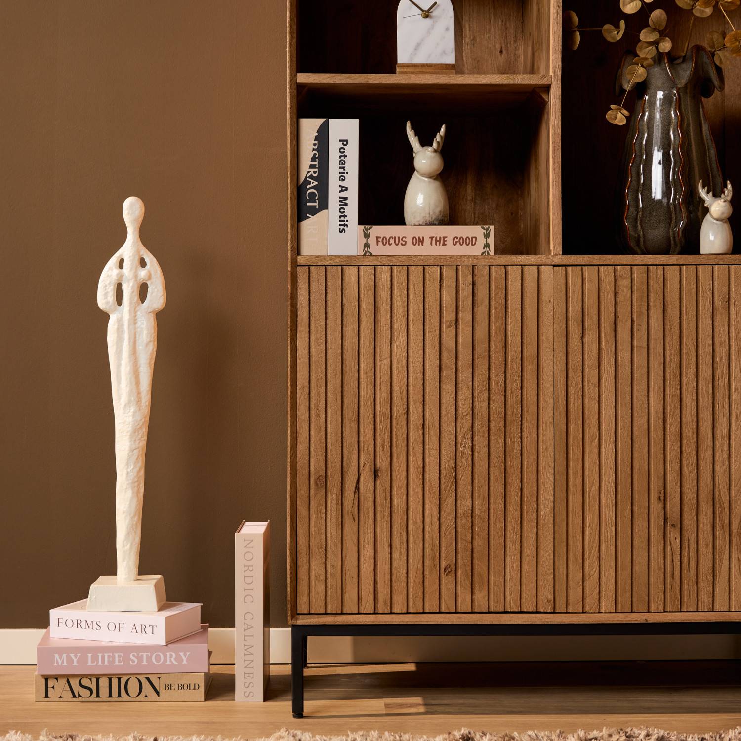 Unterer Bereich des Mangoholz Bücherregals mit Lamellentüren und schwarzen Metallfüßen – Kojas