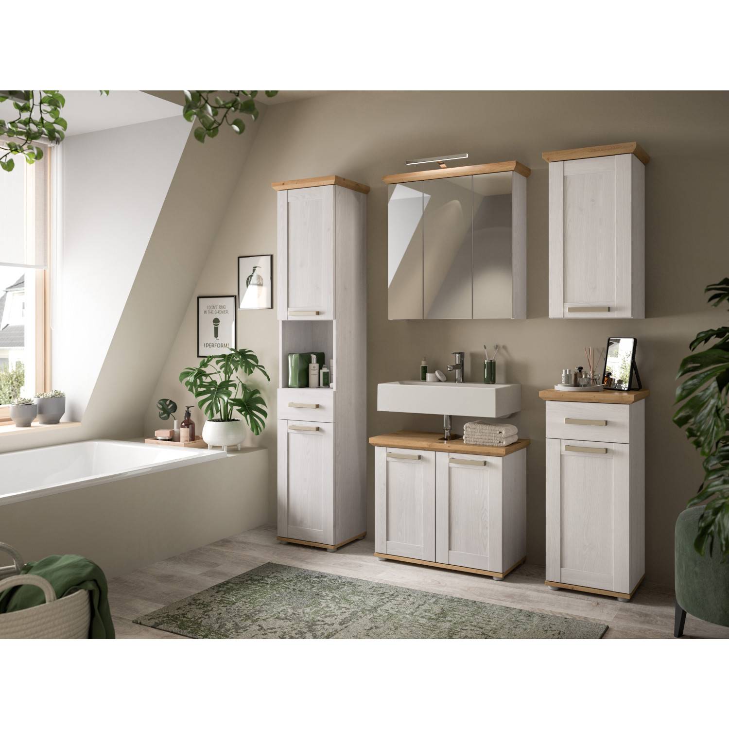 Weißer Wandschrank in schmaler Bauweise im Badezimmer, kombiniert mit weiteren Badmöbeln – Tocella
