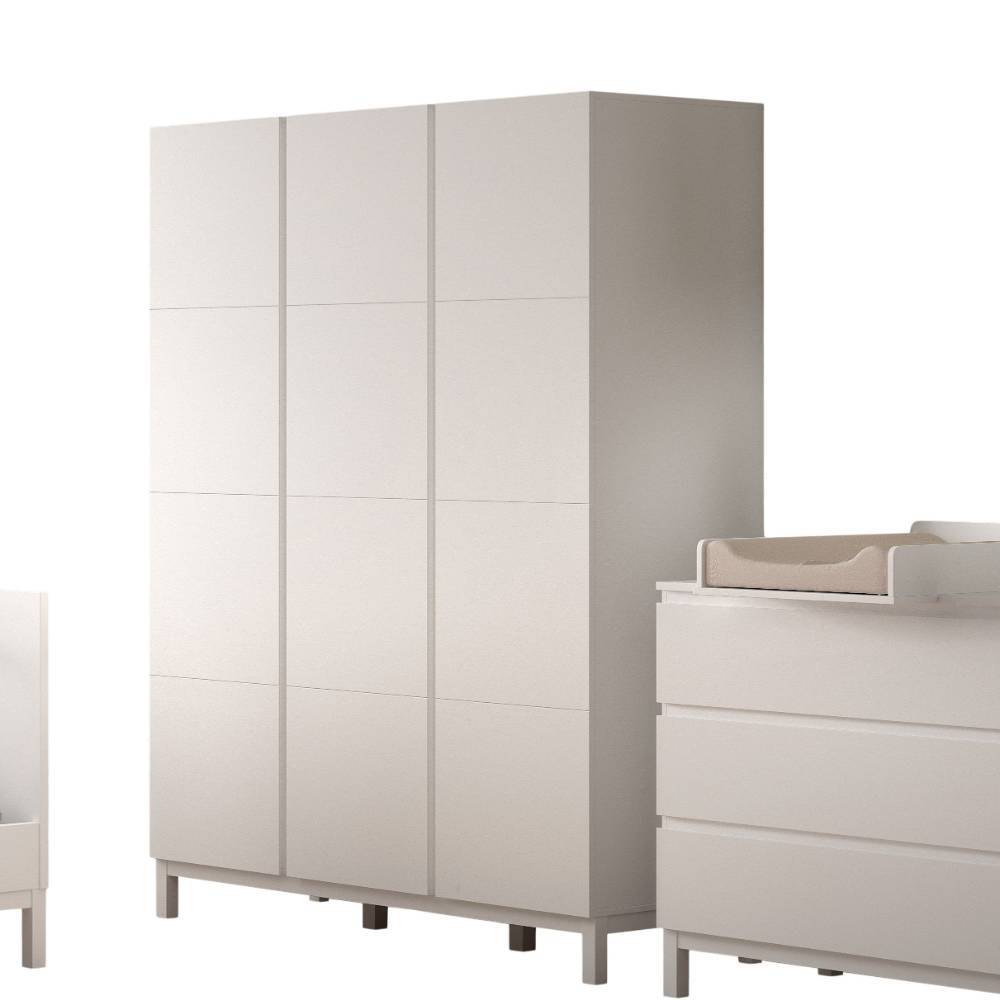 Weißer Kleiderschrank und Wickelkommode als Teile des Kinderzimmer Sets – Crocinol