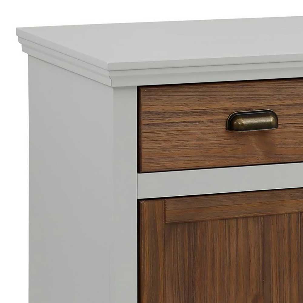 Detailansicht des Landhaus Sideboards mit brauner Holzschublade und antikem Metallgriff – Veproma