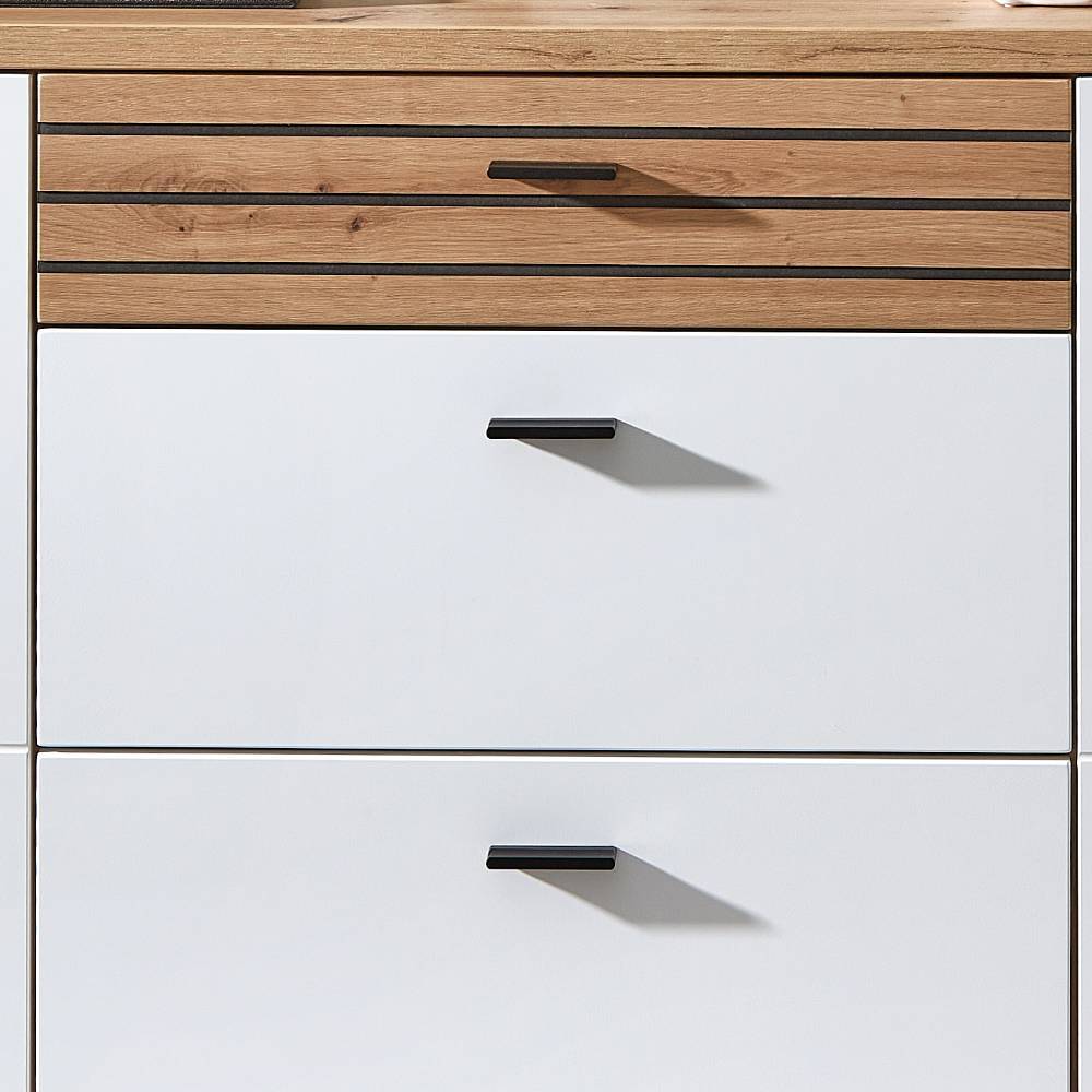 Zentrale Schubladen der hängenden Schuhkommode mit Holzlamellen und zwei weißen Schüben im Detail – Niam