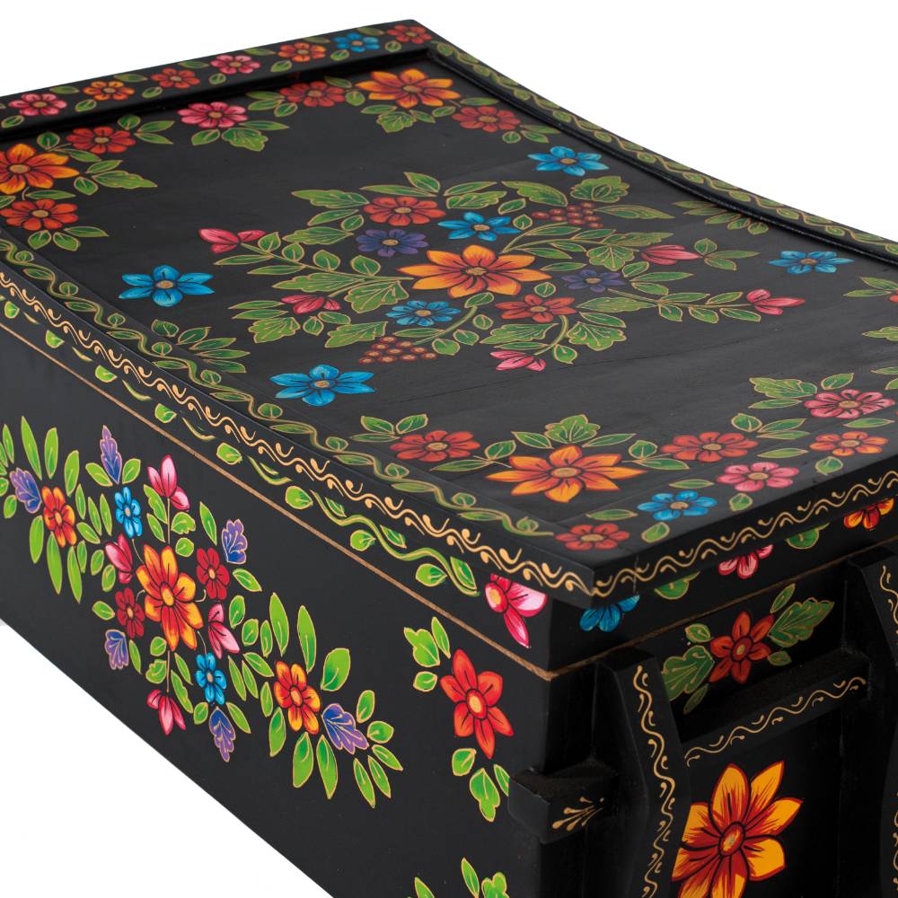 Schwarze Truhe mit bunter Blumen Malerei - Sacrala