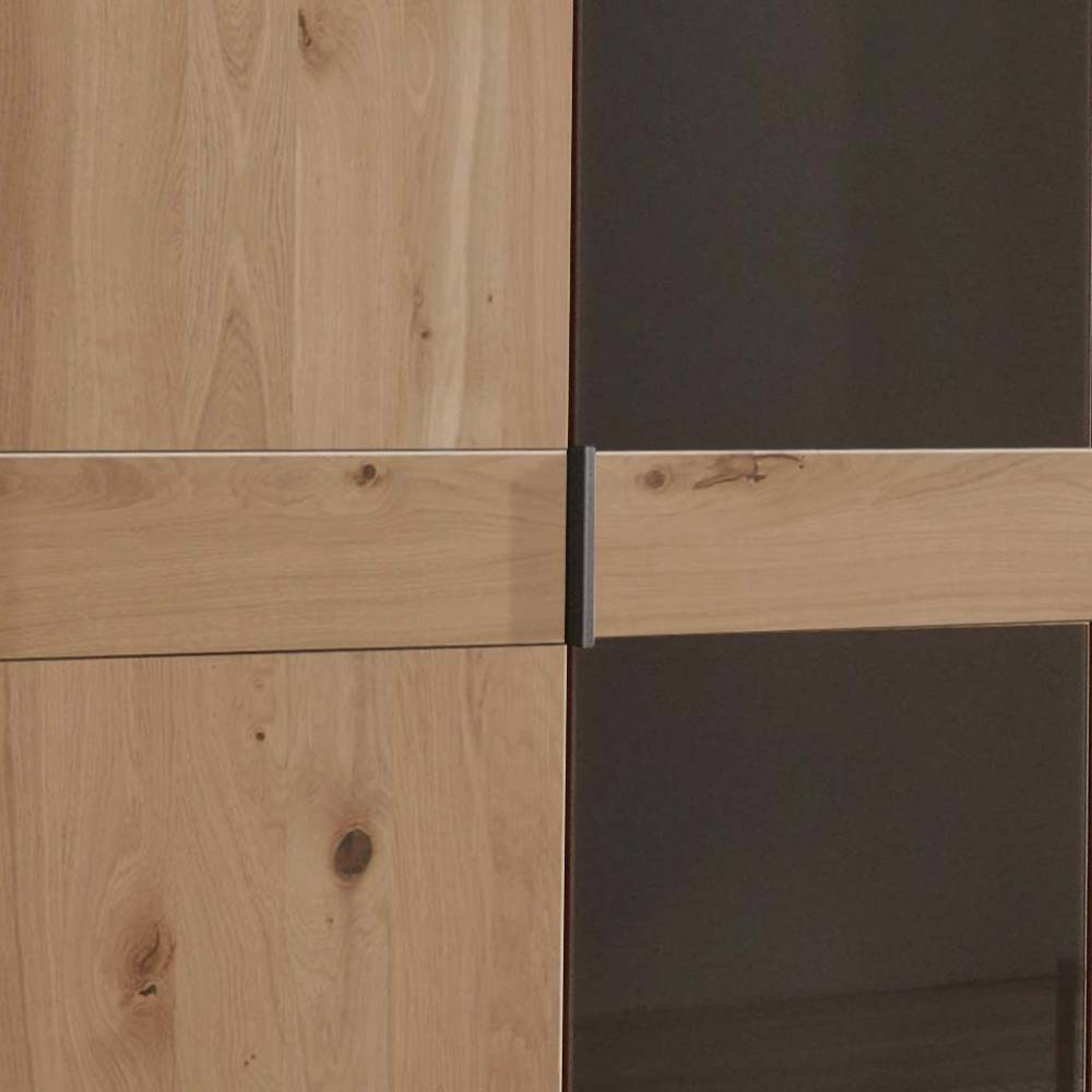 Türdetail des Kleiderschranks mit Holzfronten, dunkler Glastür und horizontaler Zierleiste – Vutonia