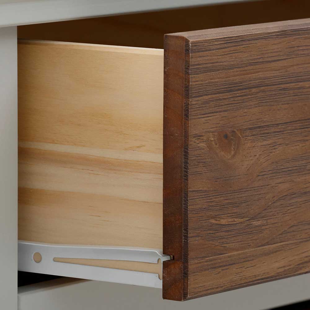 Vollständig ausgezogene Schublade des Landhaus Sideboards mit hochwertigen Laufschienen – Veproma