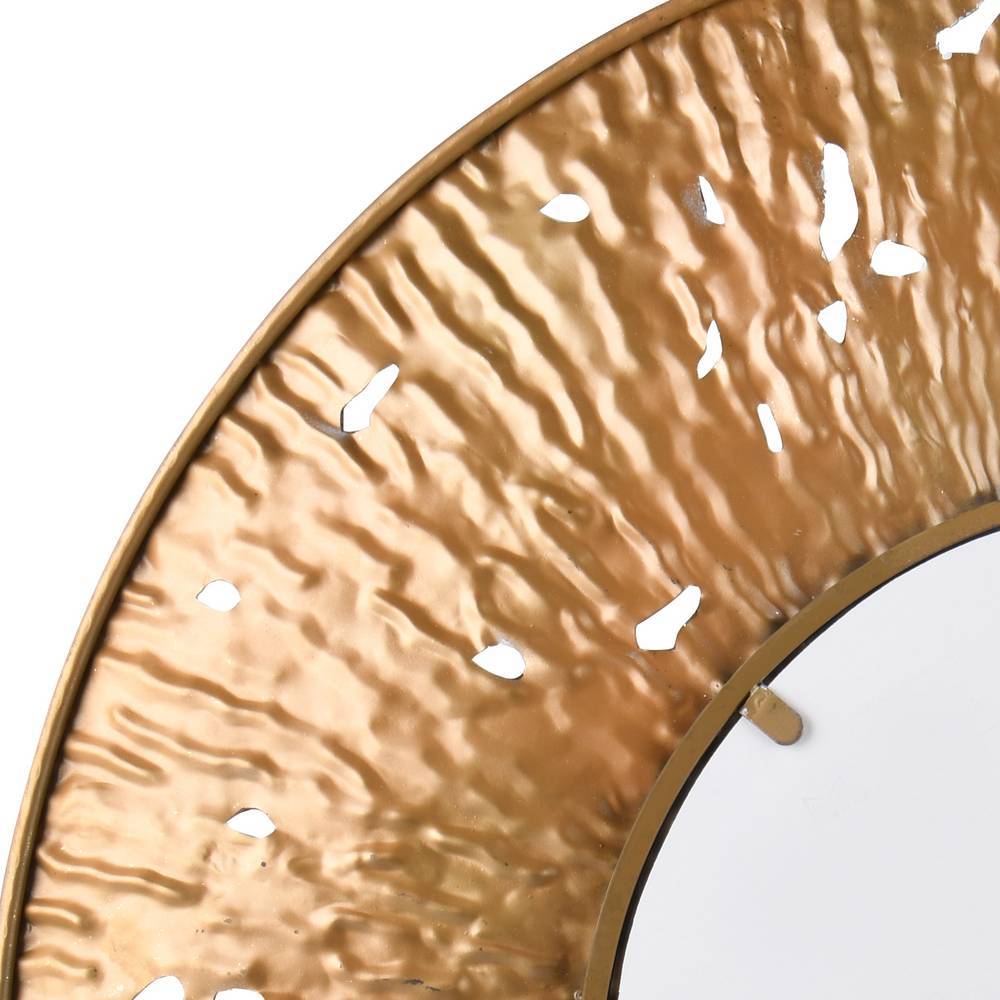 Goldener runder Designspiegel mit breitem, gehämmertem Metallrahmen und unregelmäßigen Perforationen – Spiaggi