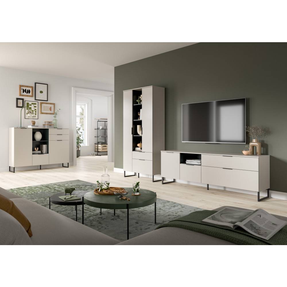 Helle Wohnwand mit TV-Board, Highboard und Sideboard in modernem Wohnzimmer – Ostinia