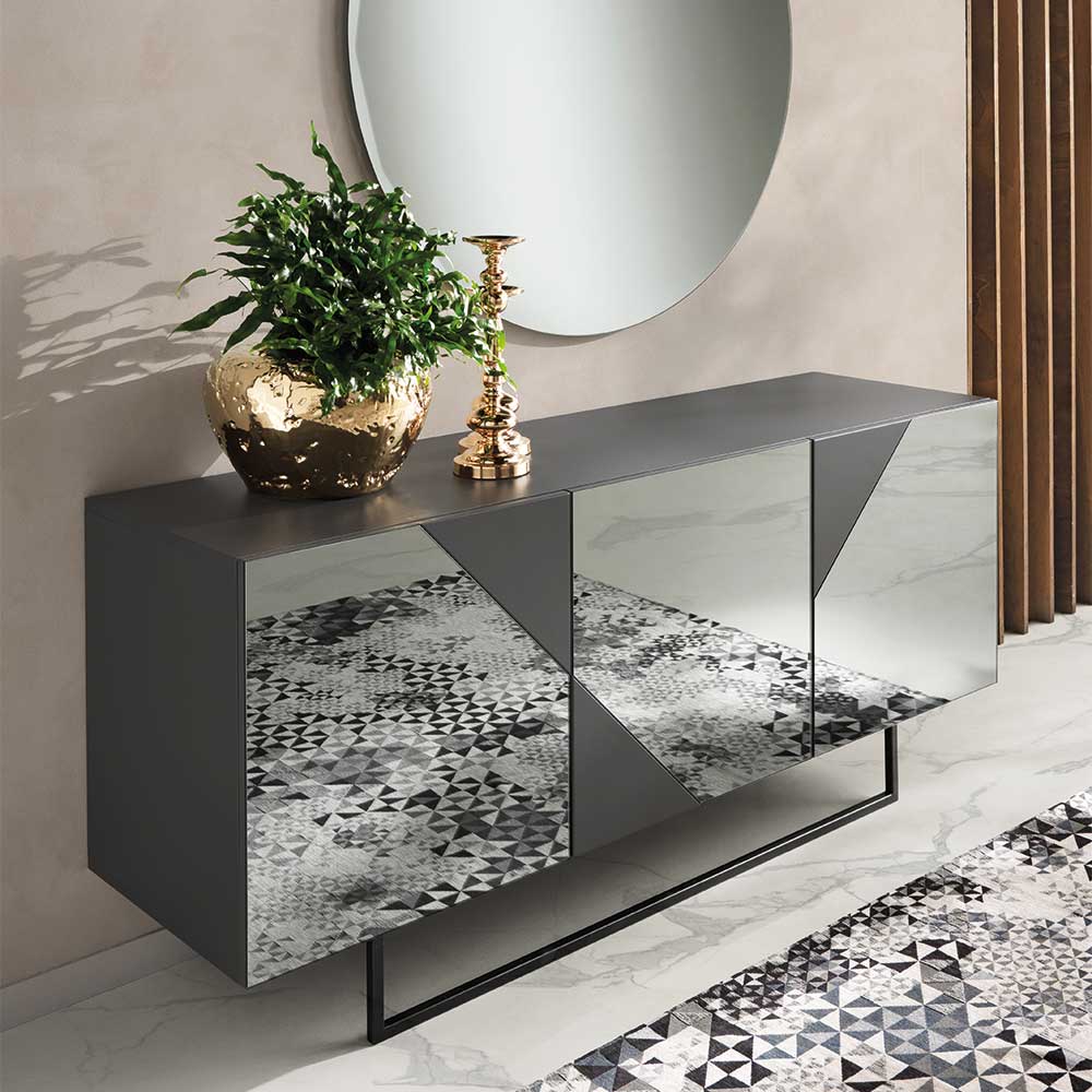Sideboard mit rauchgrauem Spiegelglas und geometrischem Muster auf schwarzem Metallgestell – Razepta