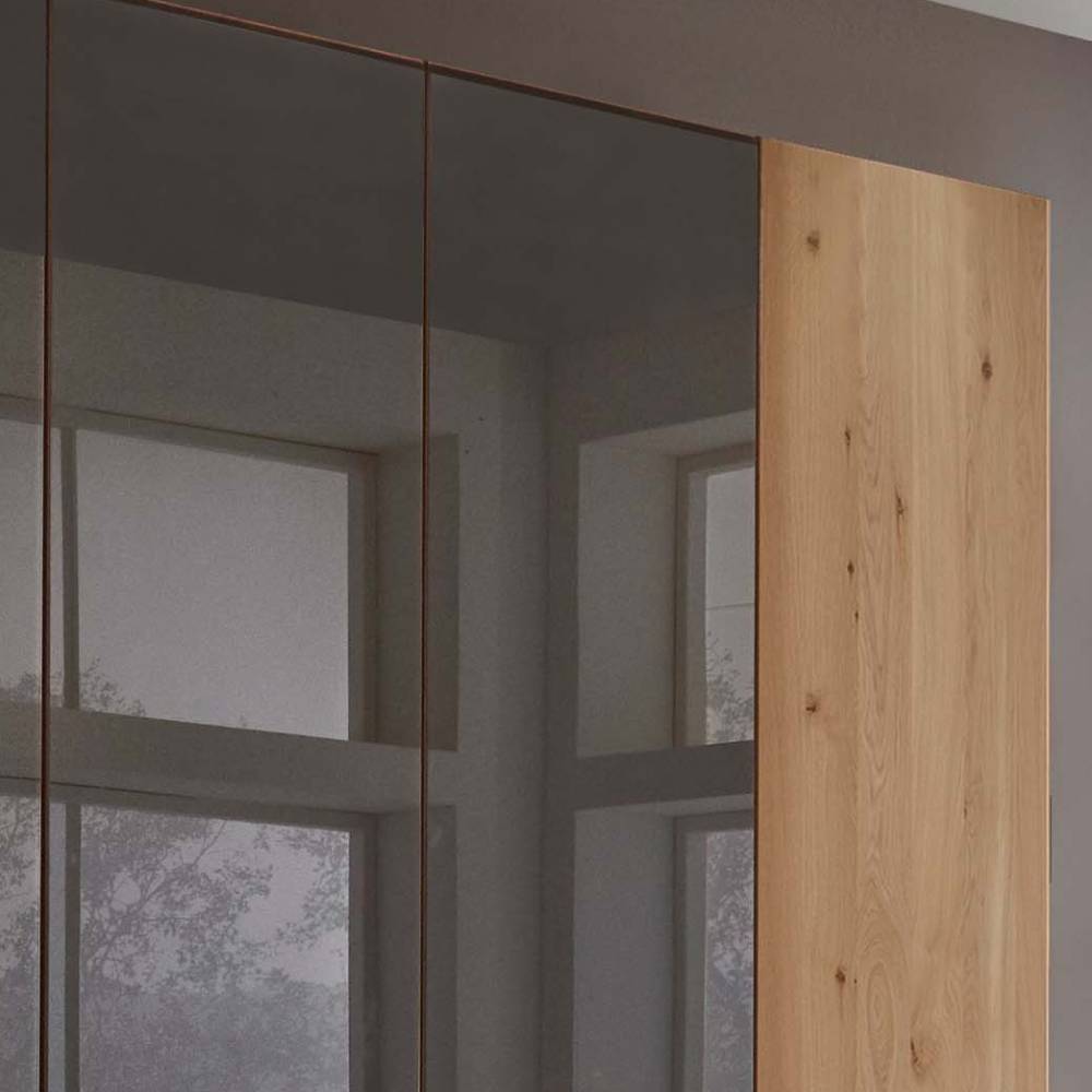 Teilansicht des 7-türigen Schlafzimmerschranks mit Eiche Bianco und dunklen Glasfronten – Vutonia
