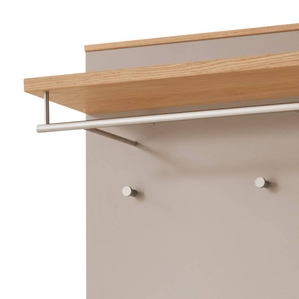 Oberes Garderobenpaneel-Detail mit Eiche Bianco Ablage und silberner Kleiderstange – Barcelos
