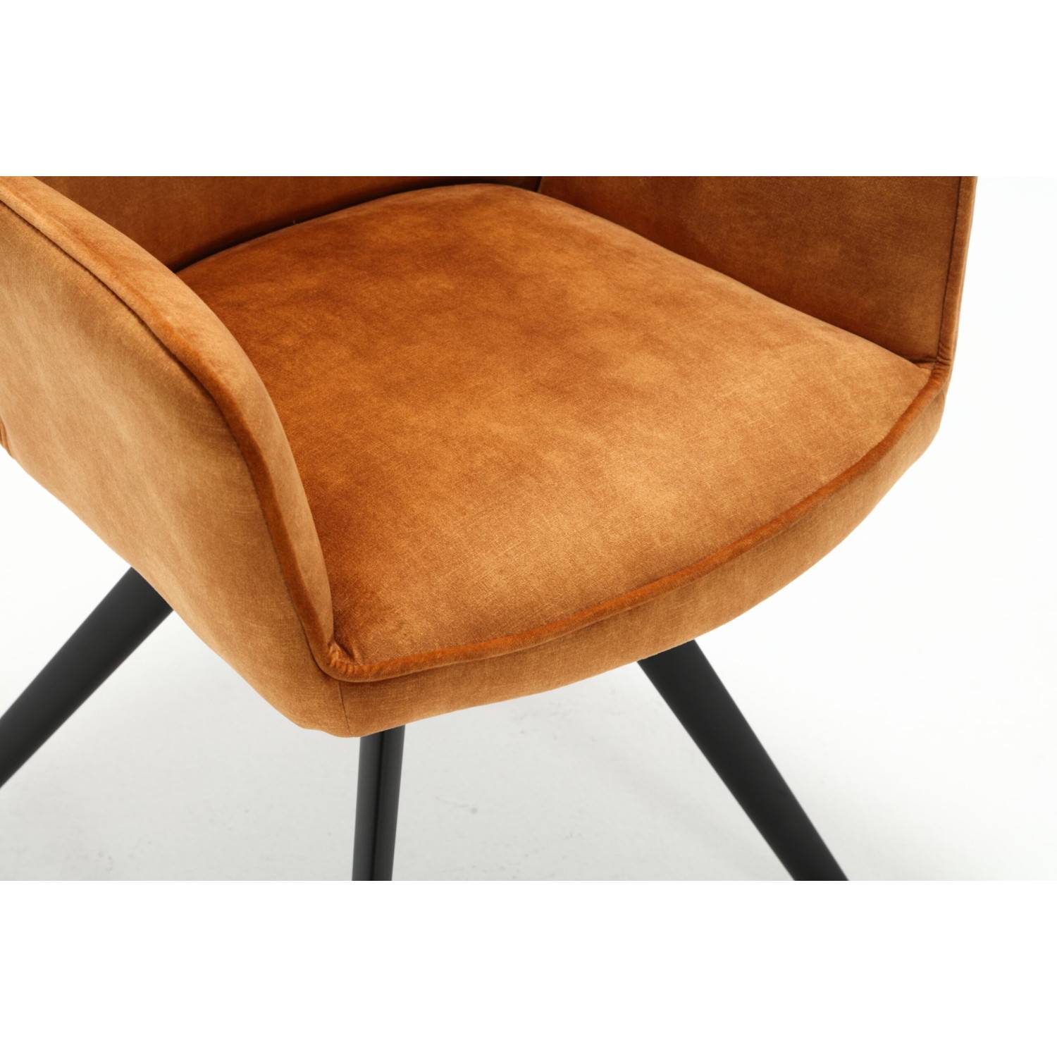 Goldener Sessel mit weichem Samtbezug und eleganter Steppung auf der Sitzfläche – Lardosia