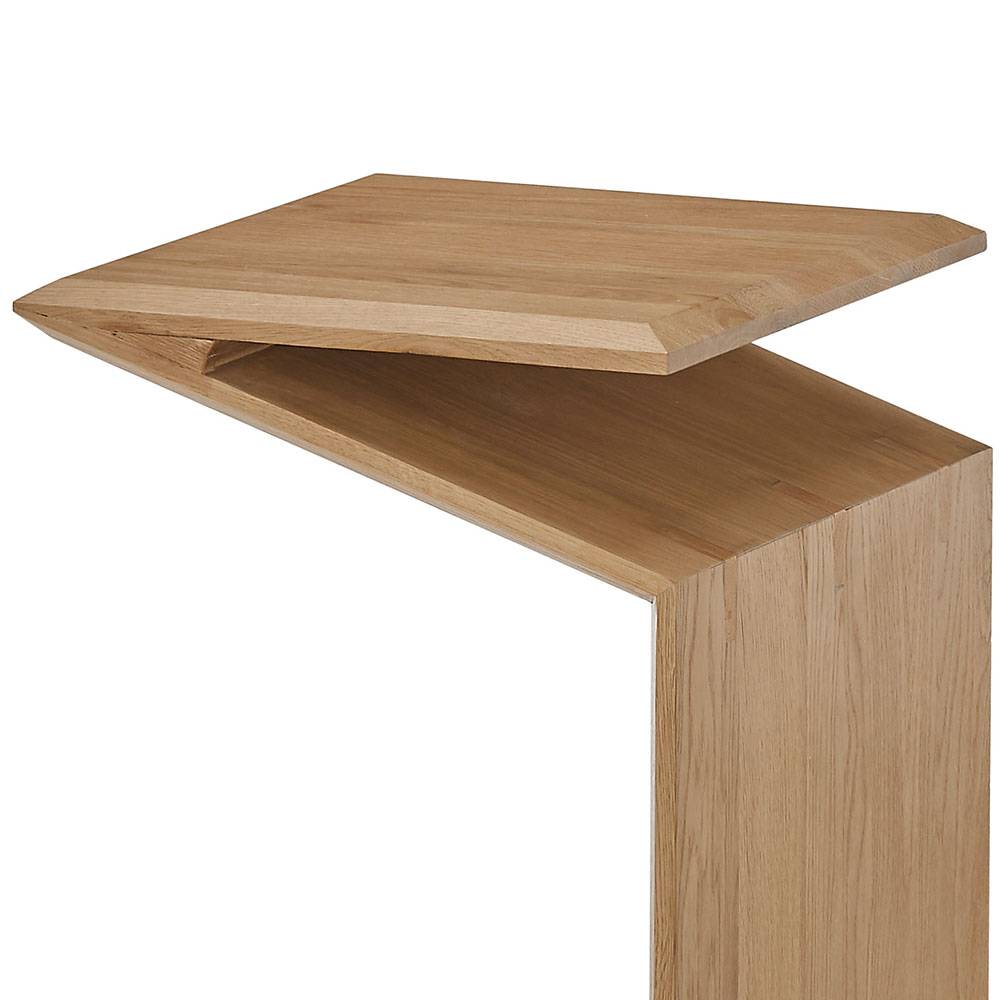 Schräge Tischplatte und Ablagefläche des Design-Sofatisches – Iloca