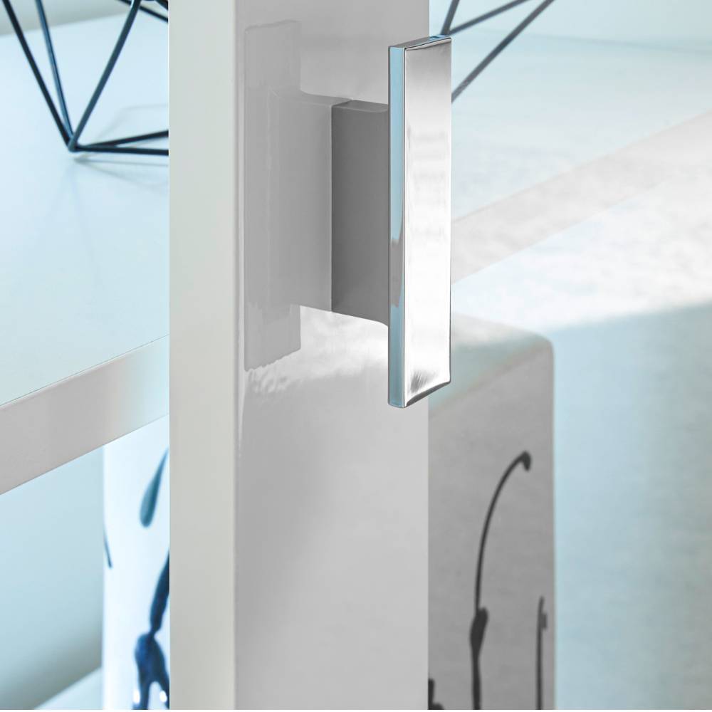 Elegante Chrom-Griffleiste der Glasschiebetür am weißen Schrank – Memphys
