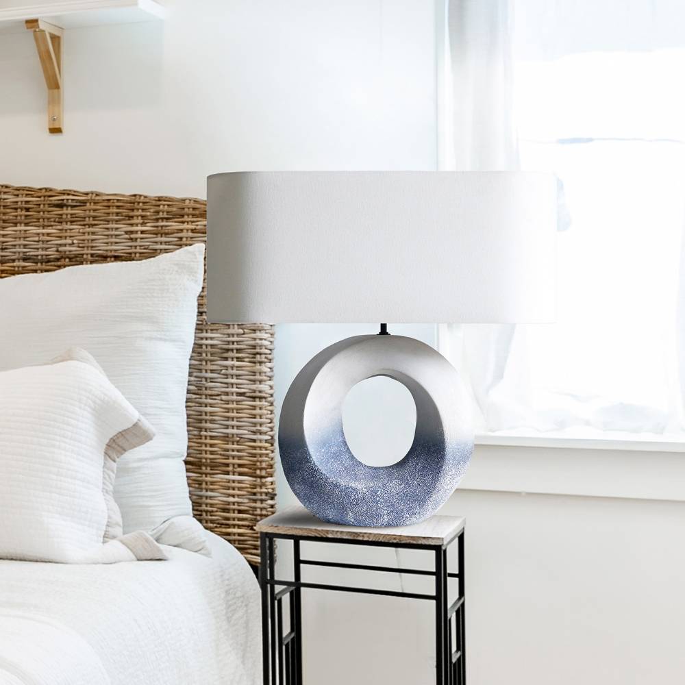 Elegante Tischlampe mit cremefarbenem Schirm und blau-weißem Ombre-Sockel für Nachttisch – Lidello