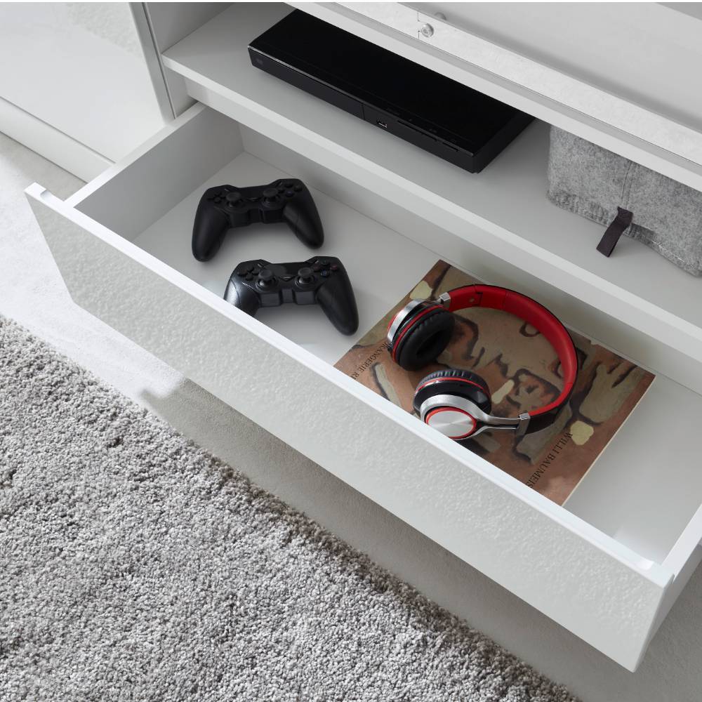 Offene Schublade der weißen Vitrine mit Aufbewahrung für Kopfhörer und Controller – Memphys