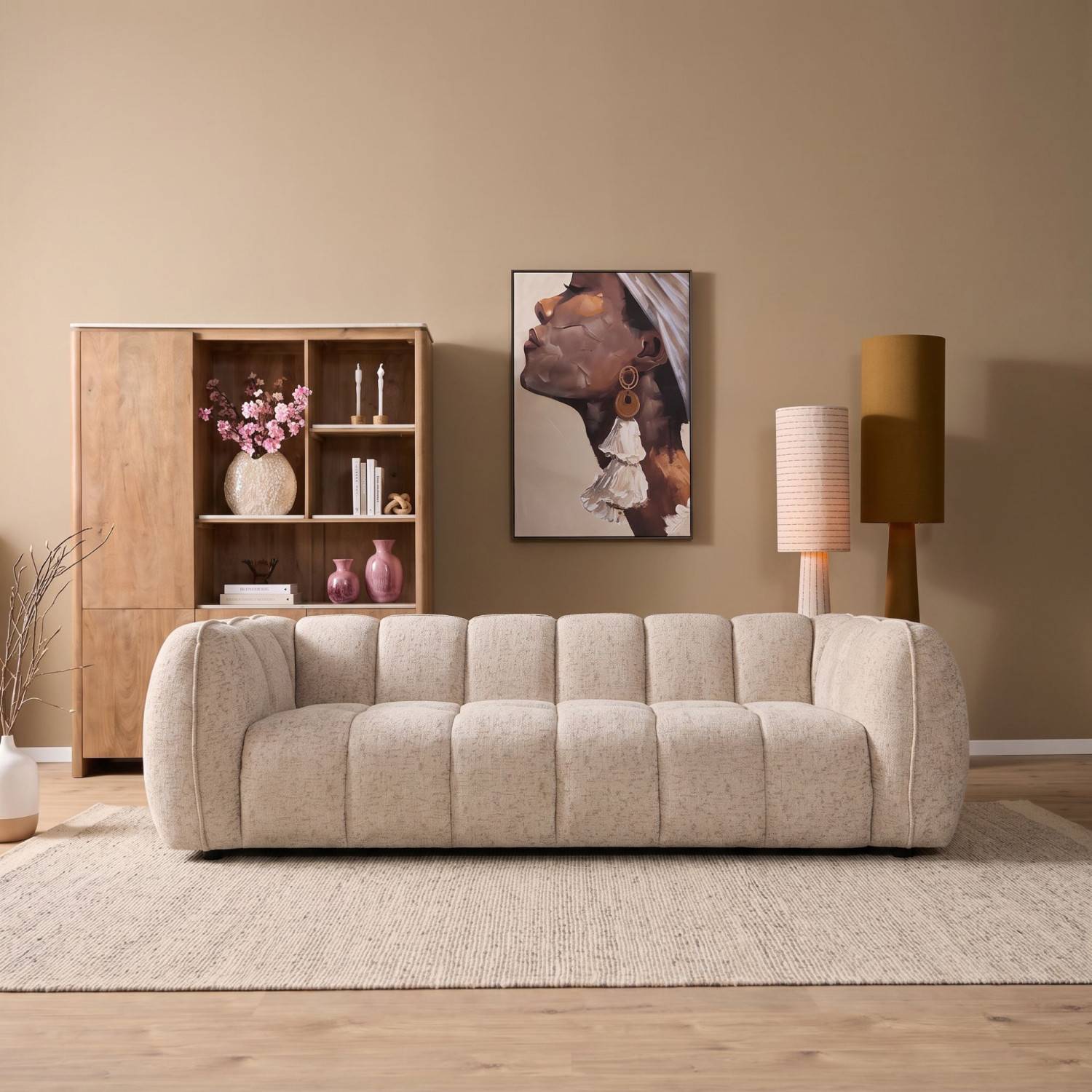 Beiges 3-Sitzer Sofa mit Kanalsteppung in modernem Wohnzimmer – Pedro