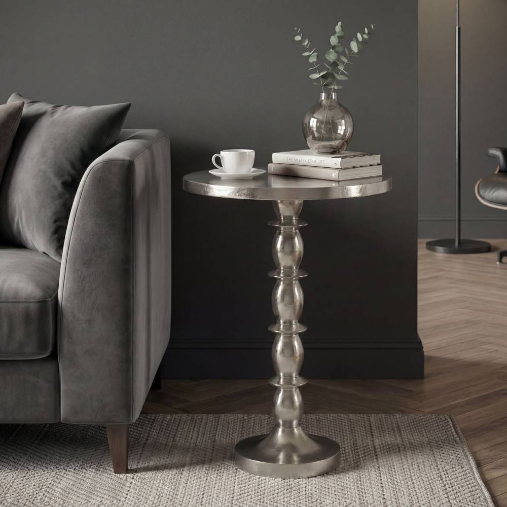 Silberner Aluminium Beistelltisch im Wohnzimmer neben grauem Sofa – Rolas