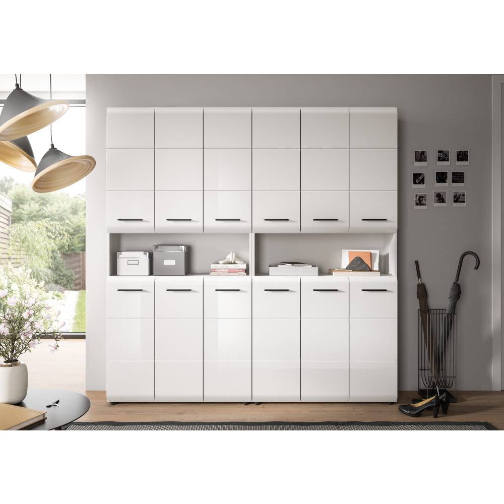 Glänzender weißer Hochschrank mit vielen Türen und offenen Fächern im modernen Wohnzimmer – Clona