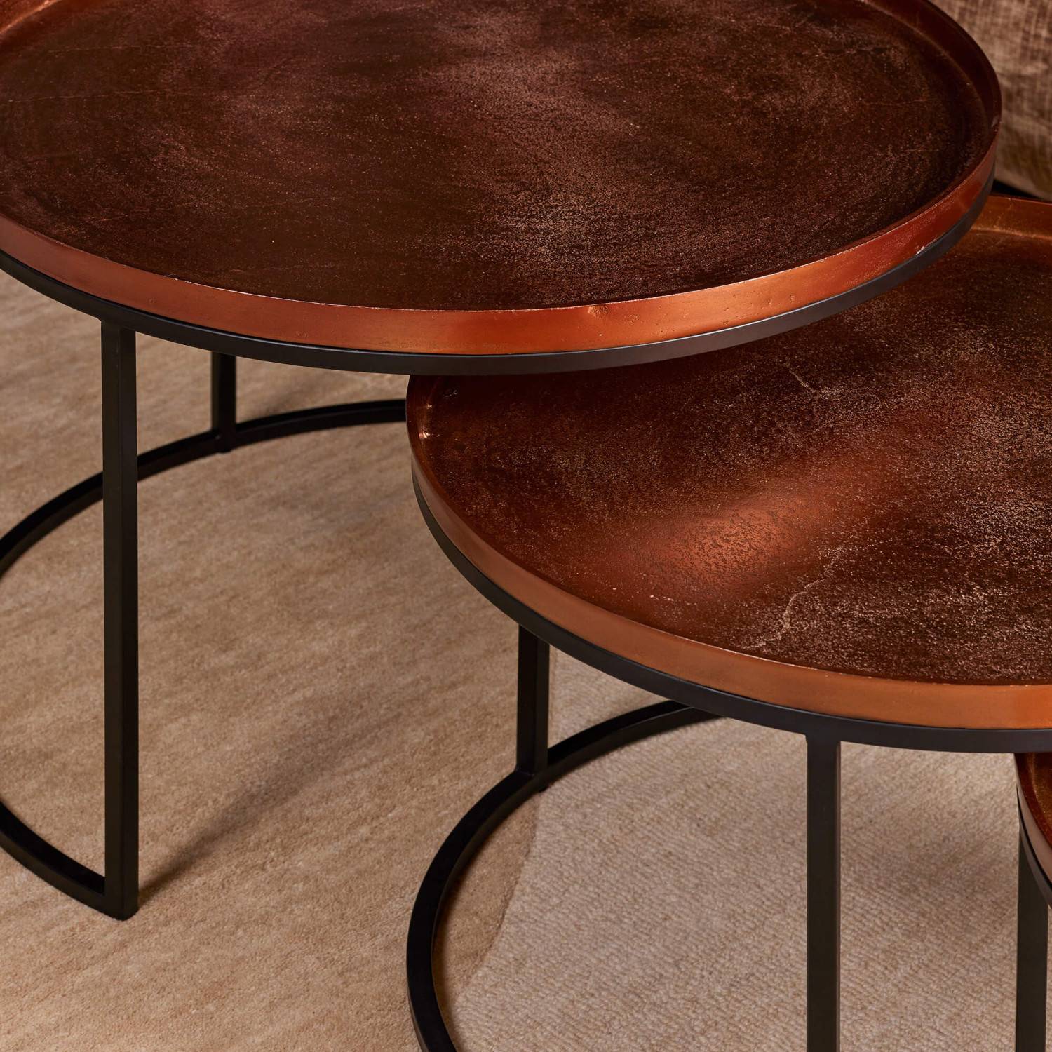 Industrial Couchtisch 3er Set mit runden kupferfarbenen Tablett-Tischplatten auf schwarzem Metallgestell – Vuluza